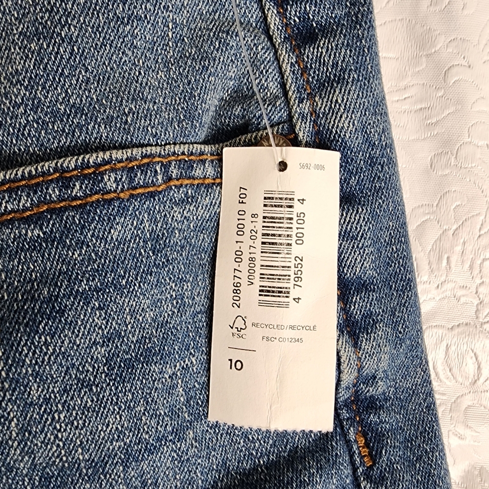 Old Navy Jean Shorts High Rise Medium Wash Blue Denim Women's Size 10 NWT - Picture 8 of 8